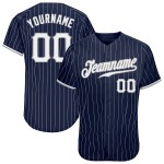 Benutzerdefiniertes authentisches Baseball-Trikot mit marineblauen und weißen Nadelstreifen in Weiß und Grau Benutzerdefiniertes authentisches Baseball-Trikot mit marineblauen und weißen Nadelstreifen in Weiß und Grau